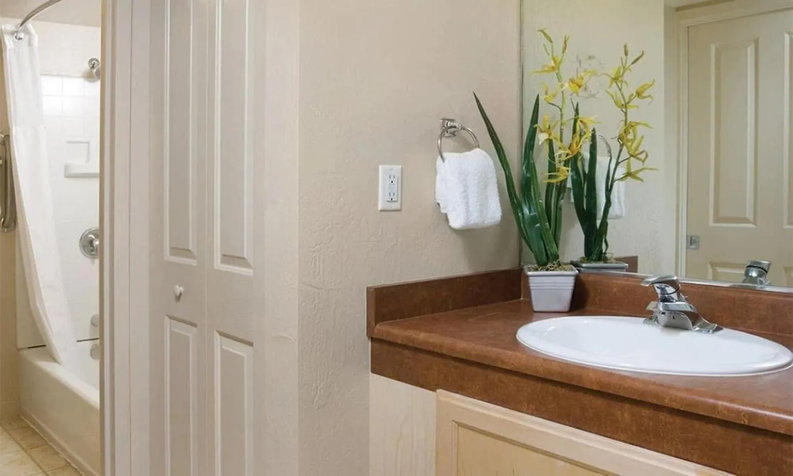 Enjoy All Reno Has To Offer In This 2Bd Resort Condo With Outdoor Pool Or Hot Tub 0*,  United States